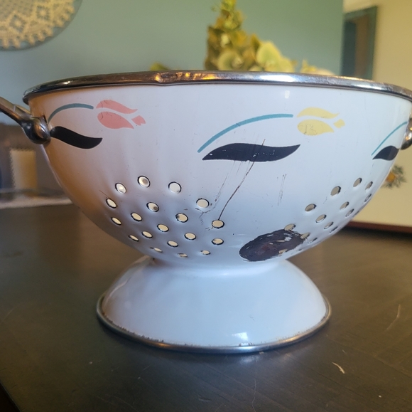 Vtg Kobe Enamel 5"×11" Colander Strainer in White w/Tulips - Picture 1 of 4